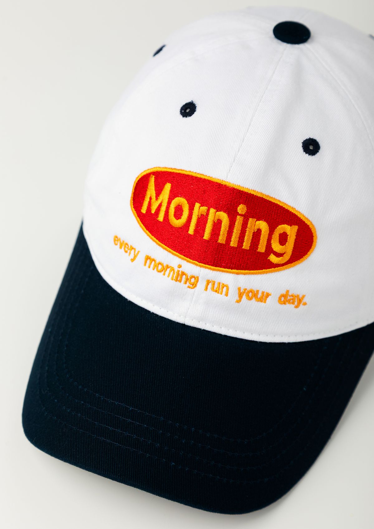 모닝커피런클럽(MORNINGCOFFEERUNCLUB) 모닝 원형 로고 투톤 볼캡 네이비