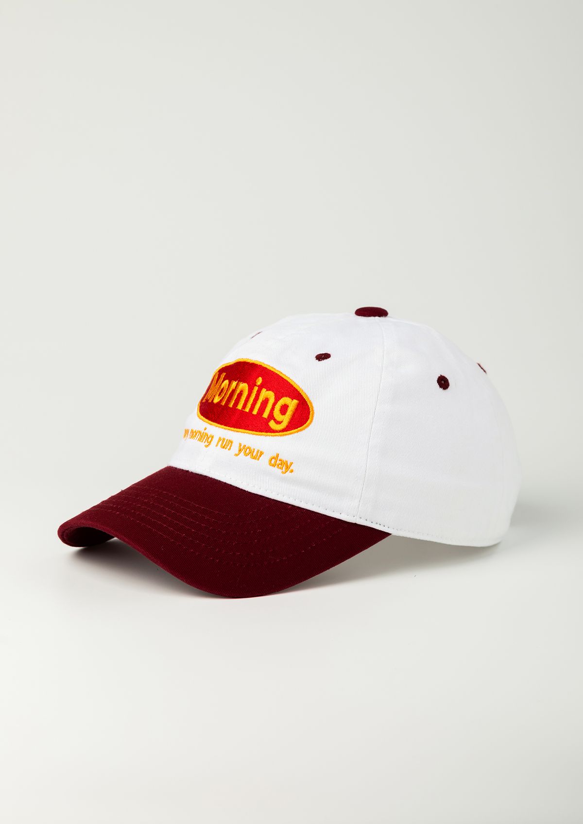 모닝커피런클럽(MORNINGCOFFEERUNCLUB) 모닝 원형 로고 투톤 볼캡 레드