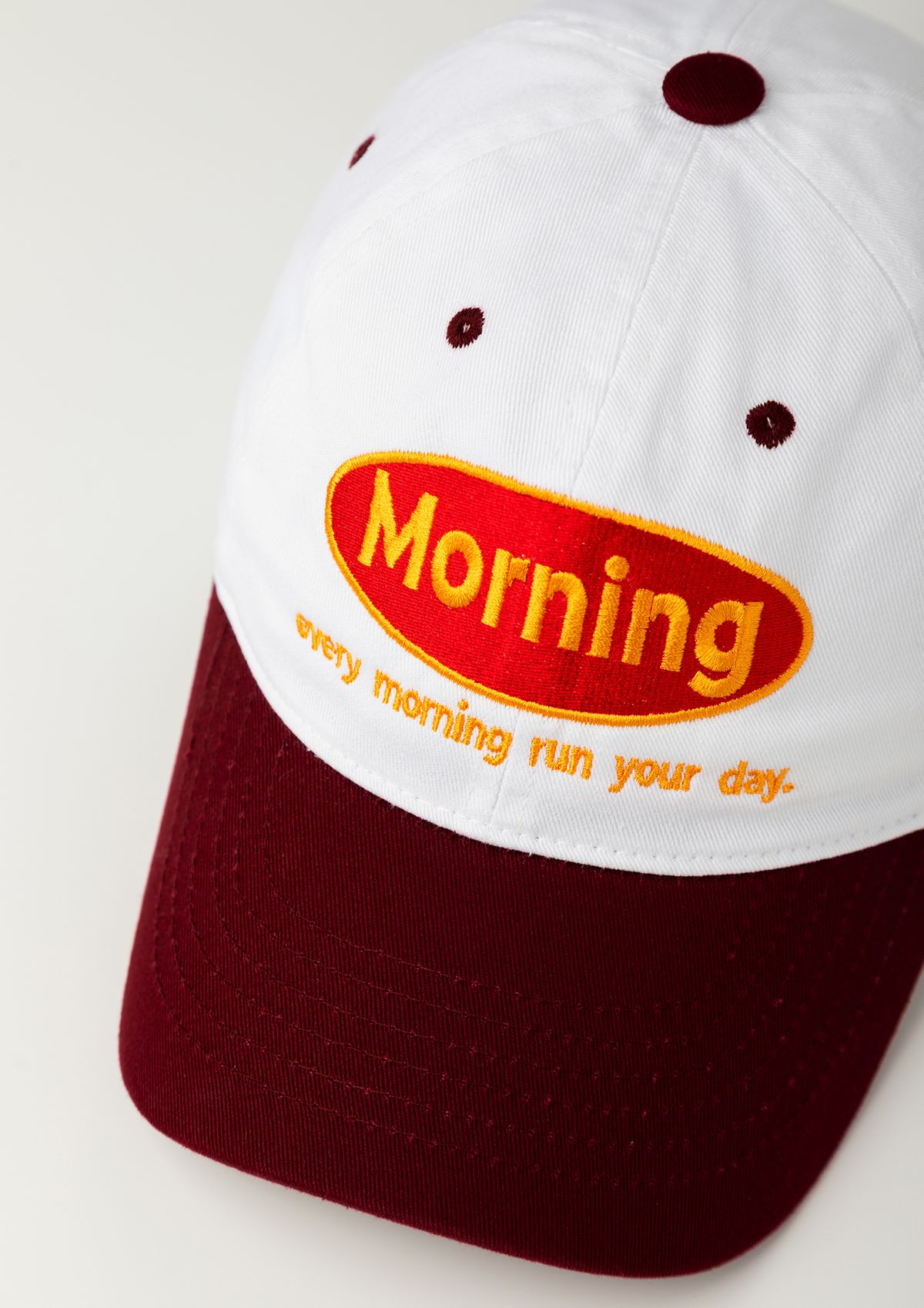 모닝커피런클럽(MORNINGCOFFEERUNCLUB) 모닝 원형 로고 투톤 볼캡 레드