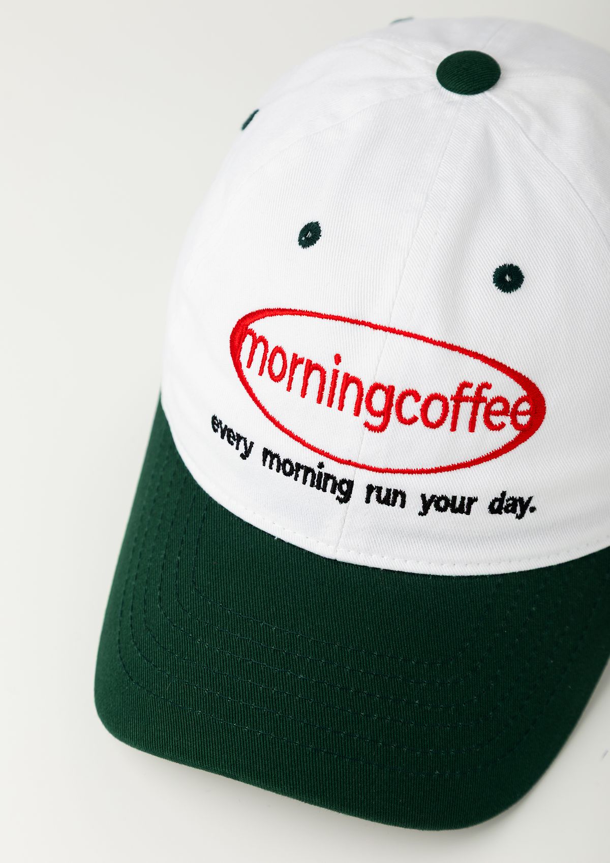모닝커피런클럽(MORNINGCOFFEERUNCLUB) 모닝 커피 원형 로고 투톤 볼캡 그린