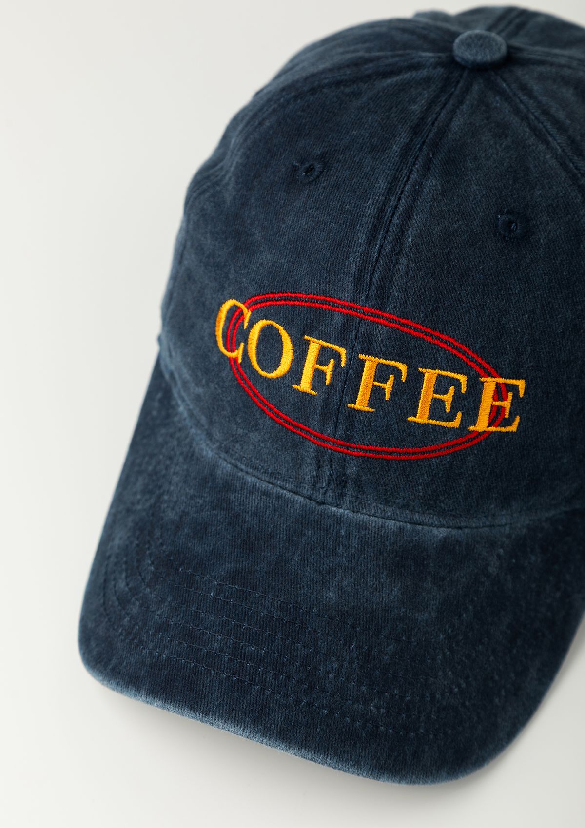 모닝커피런클럽(MORNINGCOFFEERUNCLUB) 커피 원형 로고 볼캡 스톤 워시드 네이비