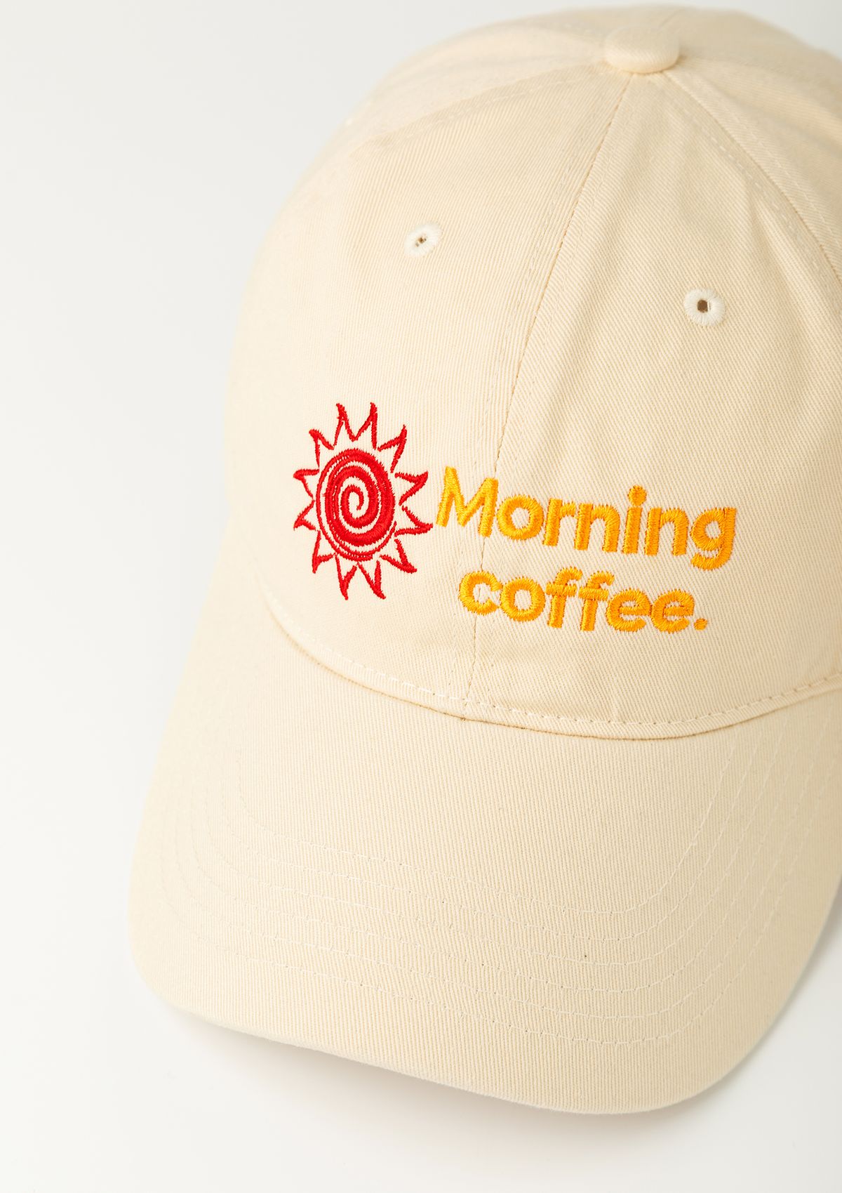모닝커피런클럽(MORNINGCOFFEERUNCLUB) 모닝 커피 썬 로고 볼캡  아이보리
