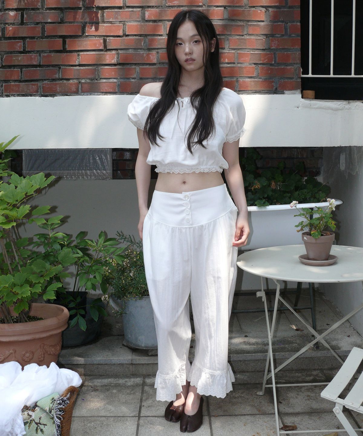 루루서울(LOULOUSEOUL) Nina Button Frill Pants (White)