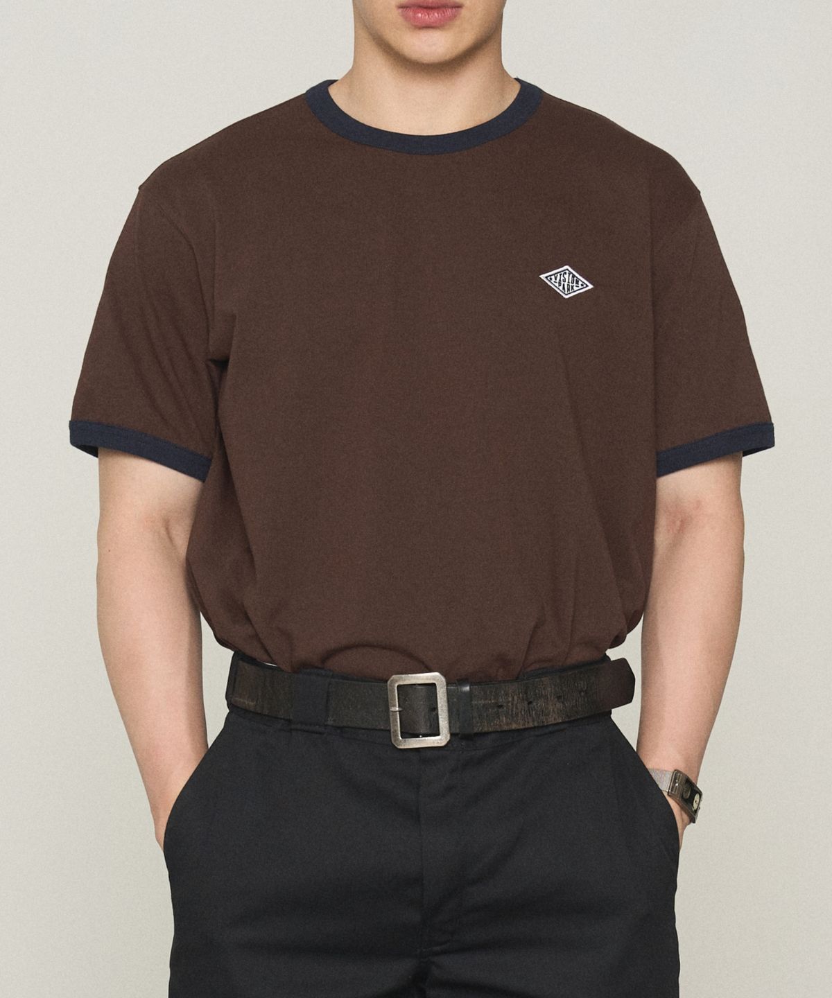 카키그라도(KHAKI GRADO) [Vision Park] 로고 링거 레귤러핏 티셔츠 (Brown)