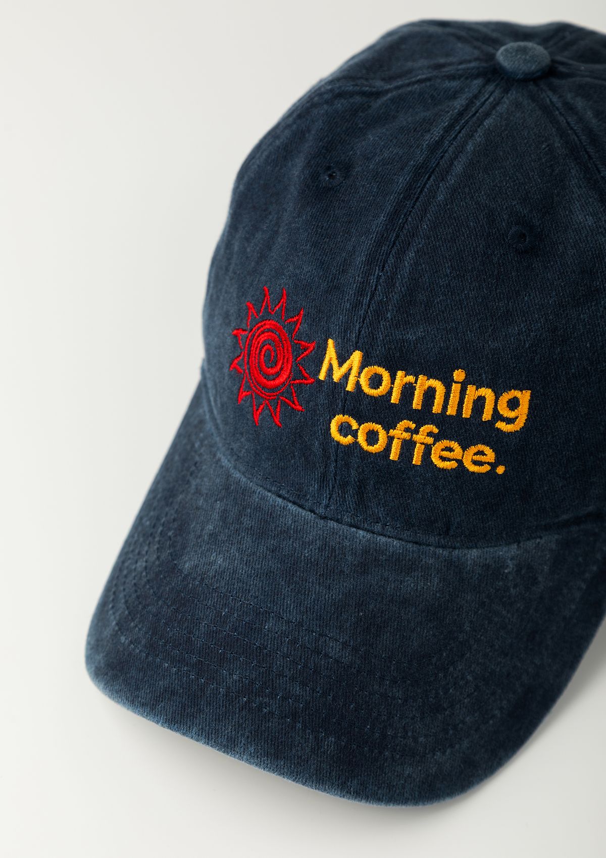 모닝커피런클럽(MORNINGCOFFEERUNCLUB) 모닝 커피 썬 로고 볼캡 스톤 워시드  네이비
