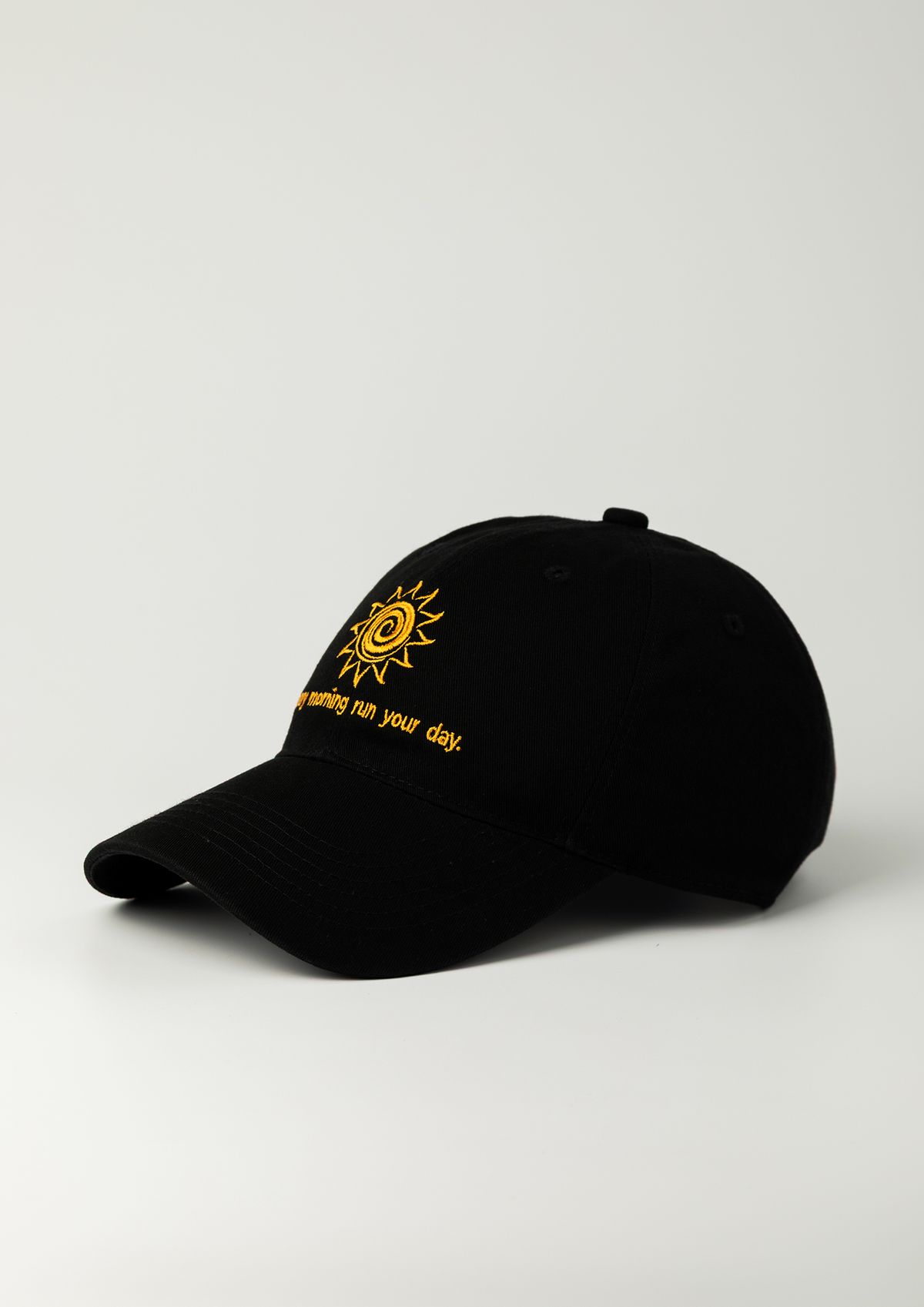 모닝커피런클럽(MORNINGCOFFEERUNCLUB) 썬 로고 볼캡  블랙