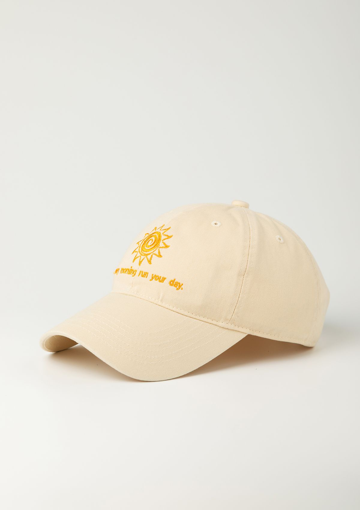 모닝커피런클럽(MORNINGCOFFEERUNCLUB) 썬 로고 볼캡  아이보리