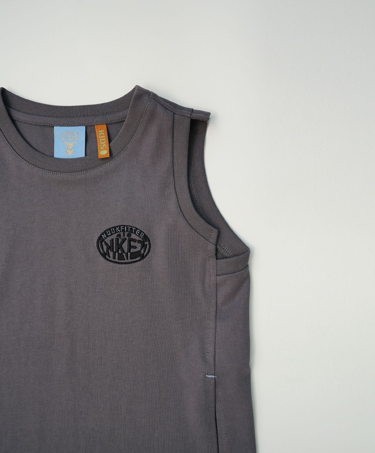 누크피터(NUUKFITTER) NKFT SLIT SLEEVELESS_KIDS [GRAY]