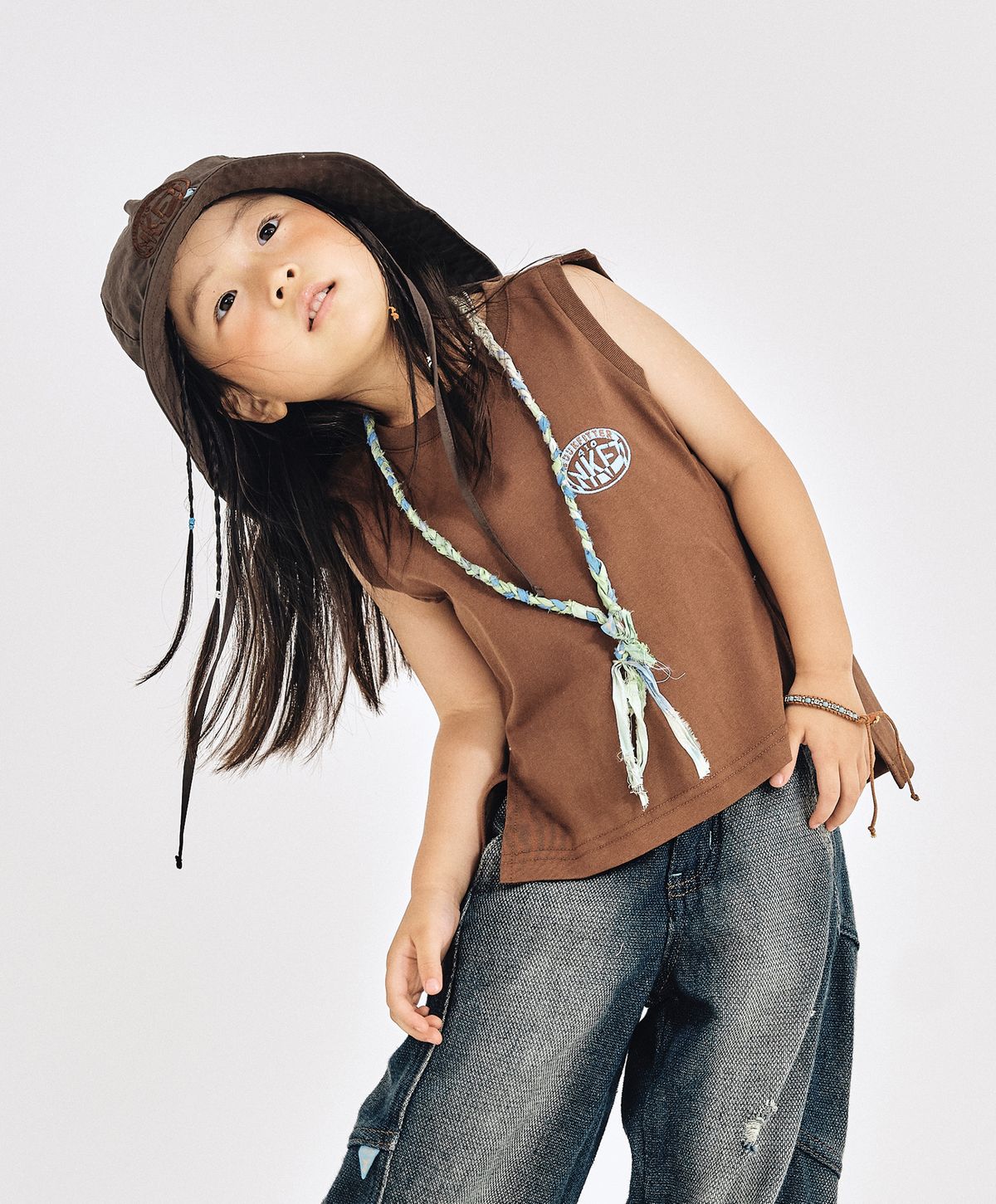 누크피터(NUUKFITTER) NKFT SLIT SLEEVELESS_KIDS [BROWN]