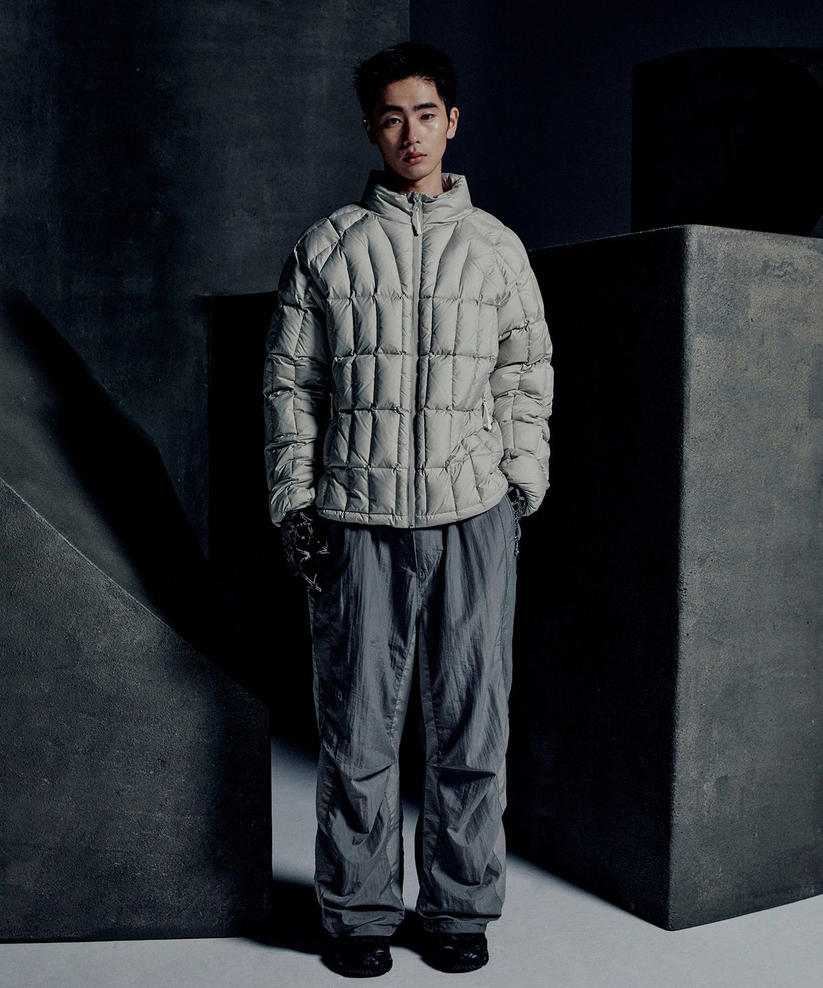 노매뉴얼(NOMANUAL) TUCK-STRUCTURED NYLON PANTS - GRAY