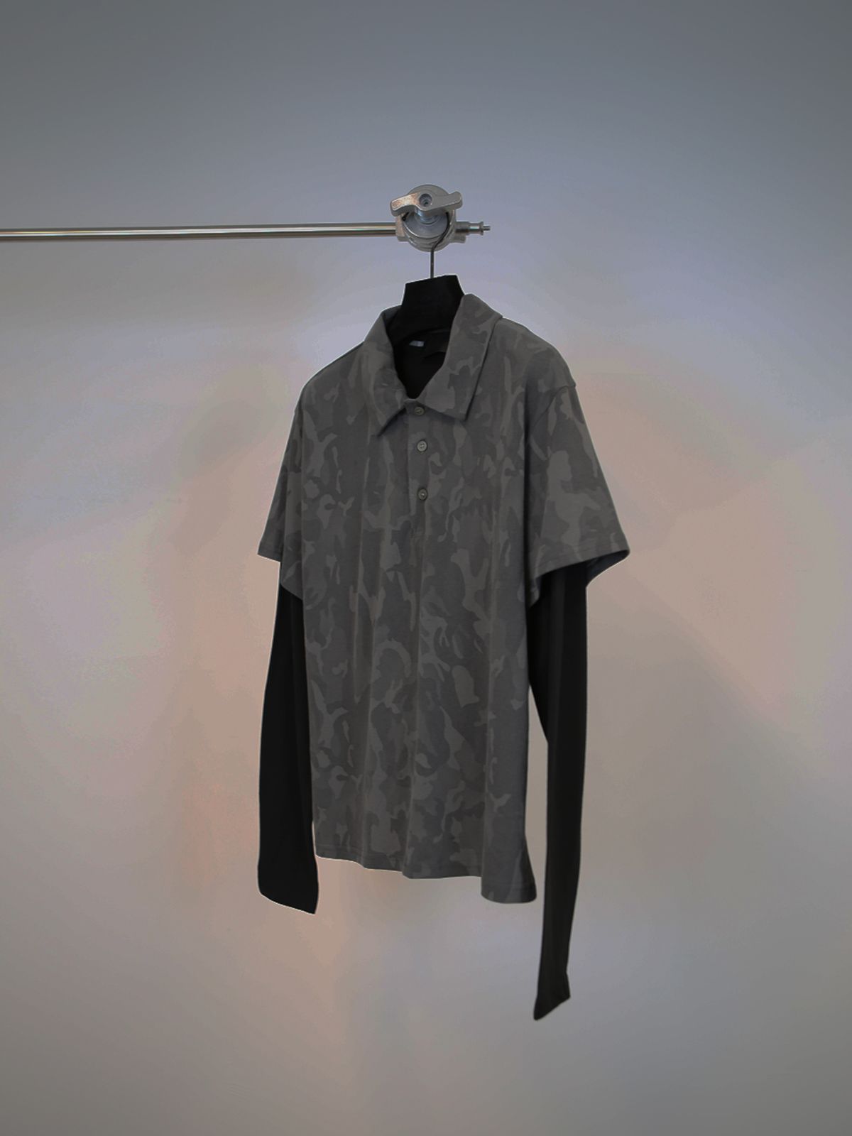 고저(GOZER) CAMO COLLAR HALF T-SHIRT_DARK