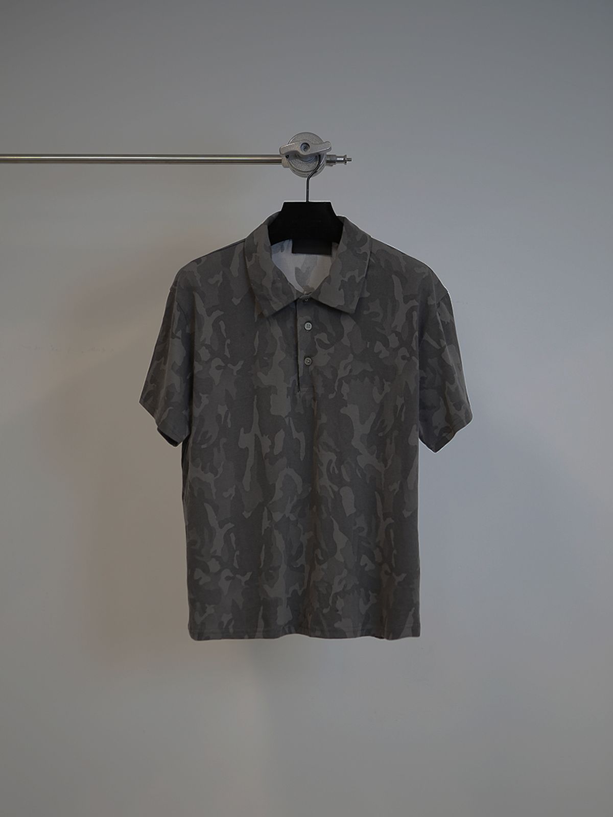 고저(GOZER) CAMO COLLAR HALF T-SHIRT_DARK