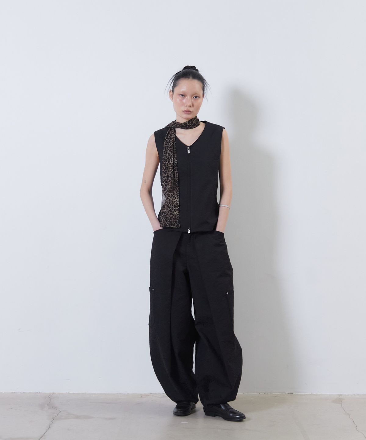 떼마(THEMA) flower jacquard belted vest_woman (black)