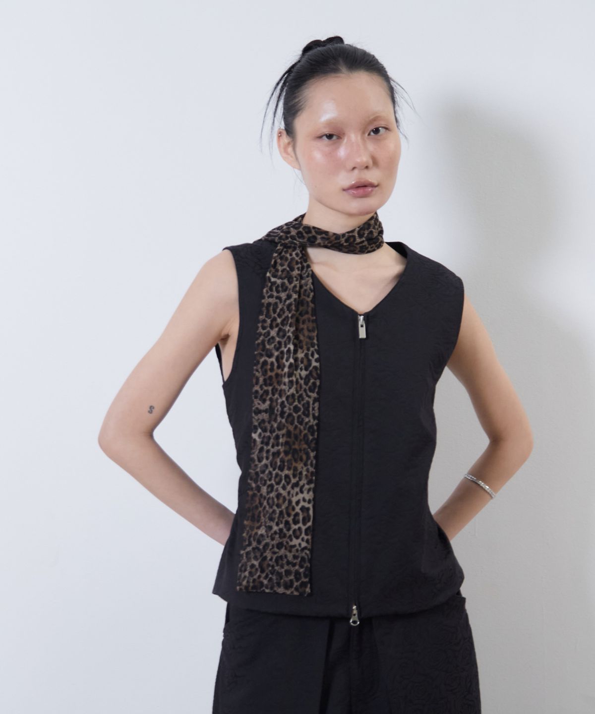 떼마(THEMA) flower jacquard belted vest_woman (black)
