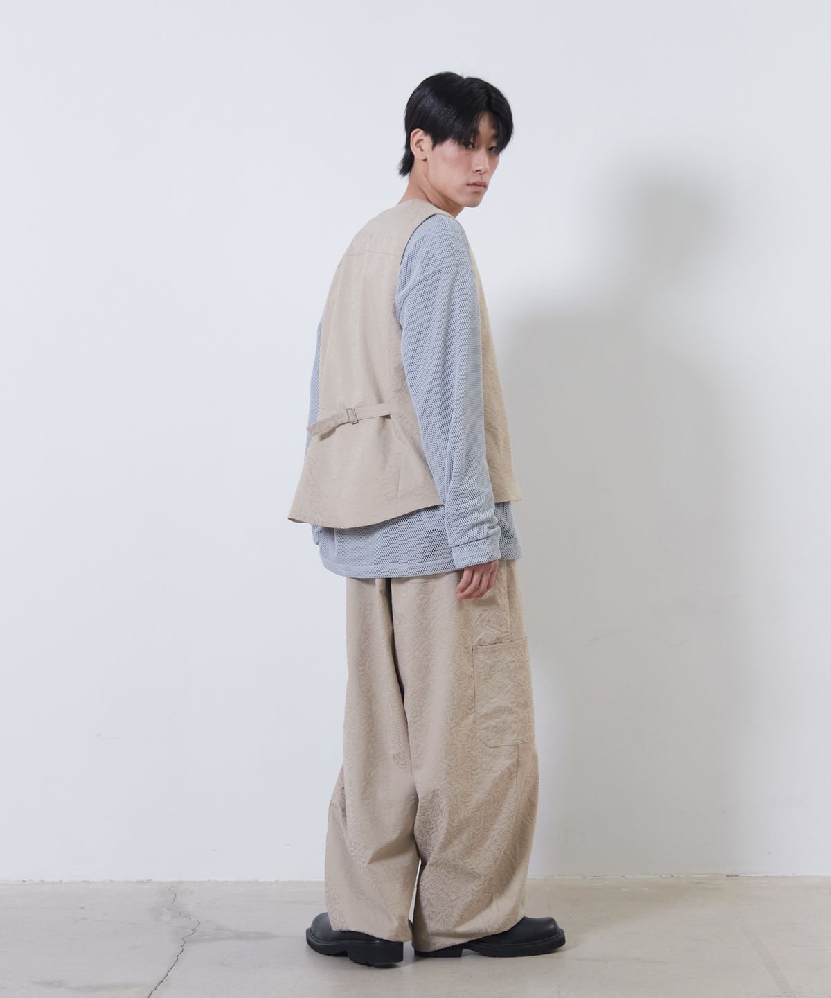 떼마(THEMA) flower jacquard belted vest_man (beige)
