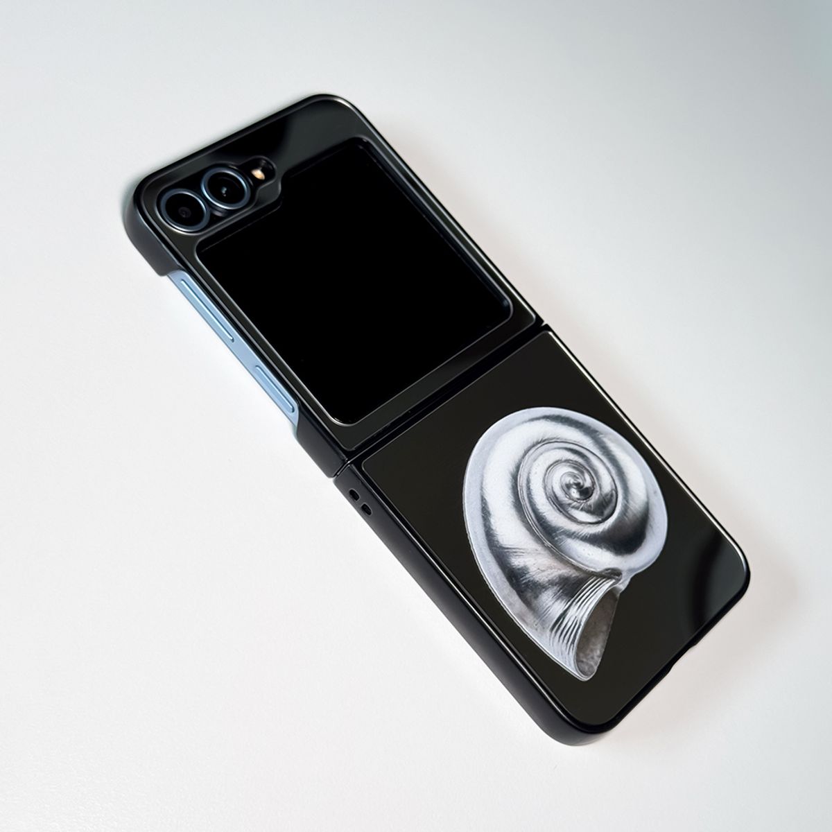 메모리즈바운더리(MEMORIESBOUNDARY) NTA Silverborn Concha Bumper Mirror Phone Case (Z Flip)