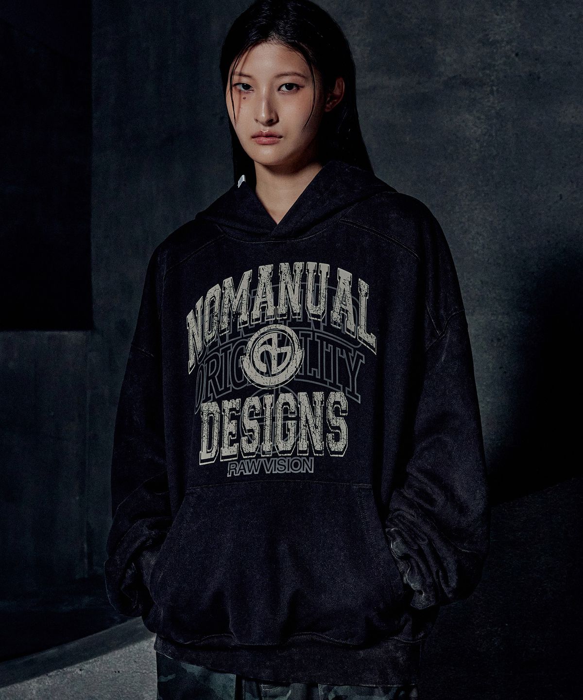 노매뉴얼(NOMANUAL) LAYERED ARCH GRAPHIC HOODIE - WASHED BLACK