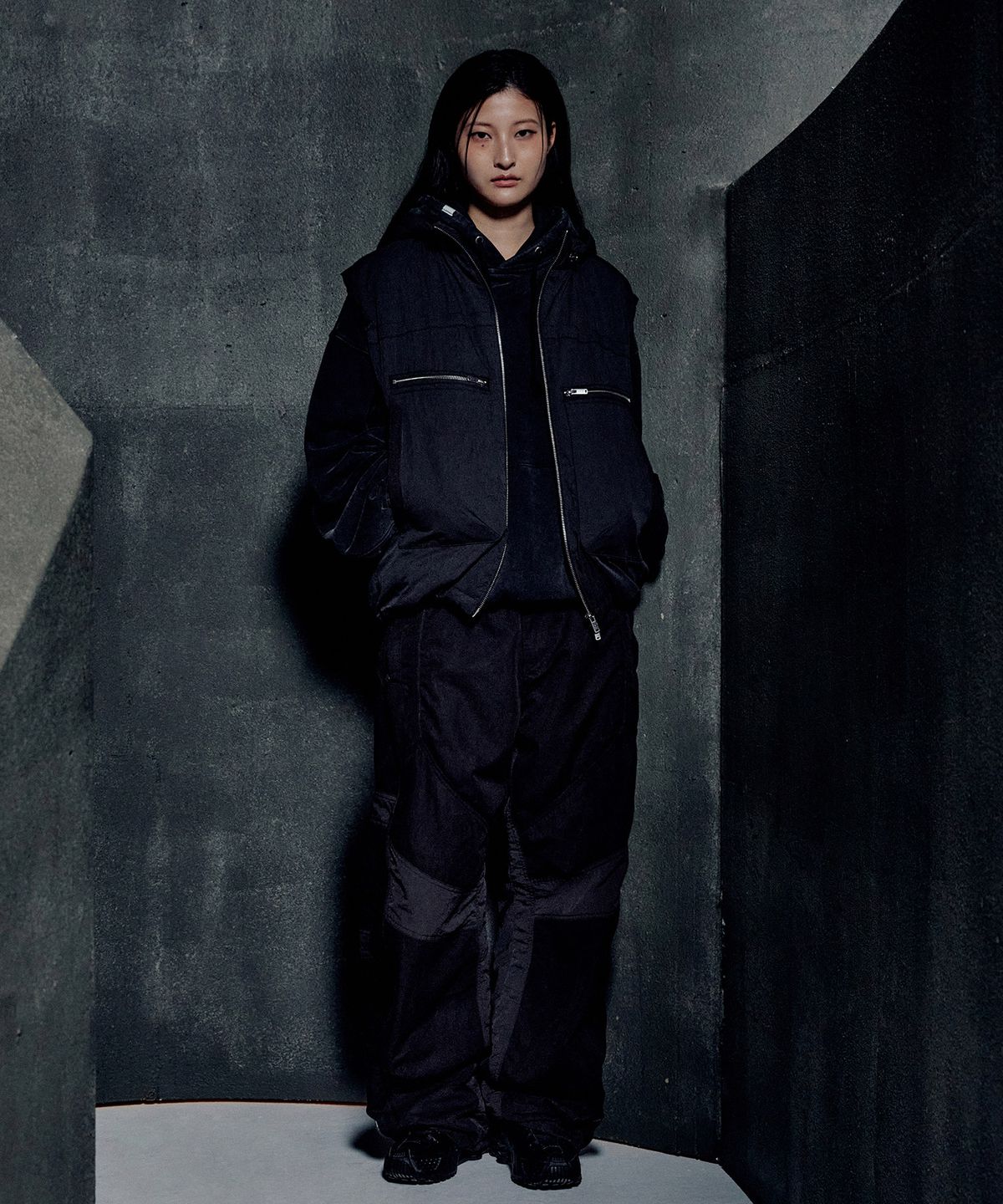 노매뉴얼(NOMANUAL) DETACHABLE HOODED VEST - BLACK