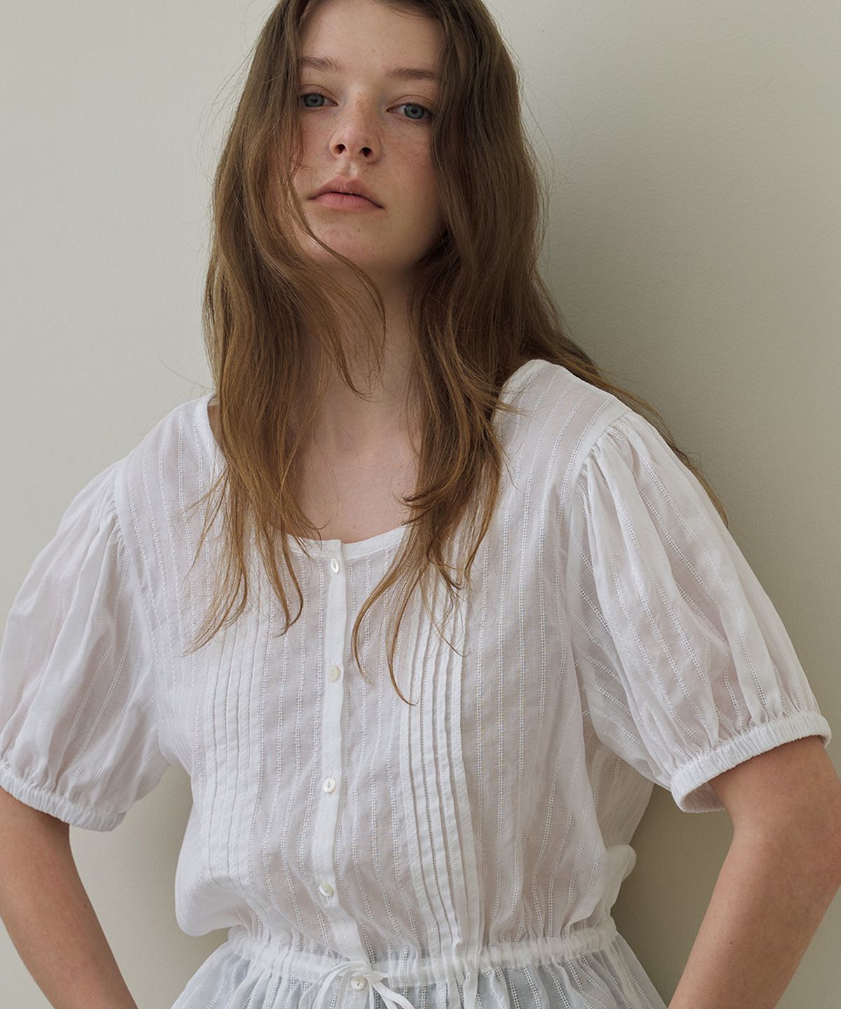 벗튼(BUT'TON) [10차]Doby Pleats Blouse (Ivory)
