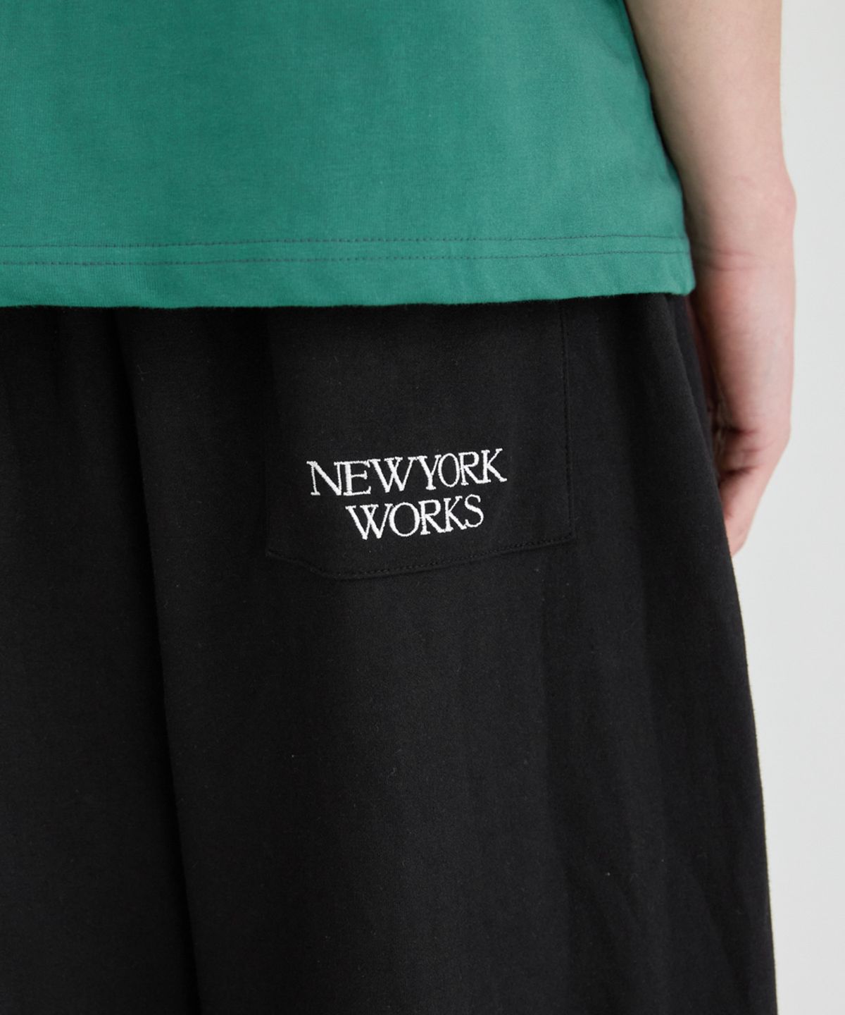 뉴욕웍스(NEWYORKWORKS) 유니섹스 백 포인트 조거 트레이닝 팬츠_ 블랙