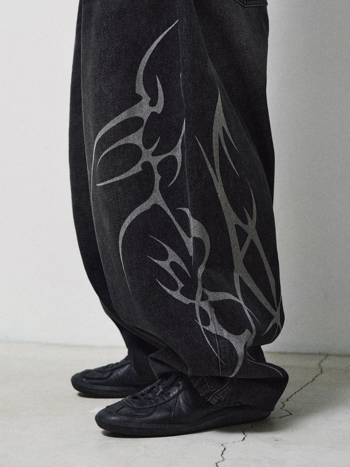 디에스엠티(DSMT) FLAME ARTWORK WIDE DENIM_BLACK