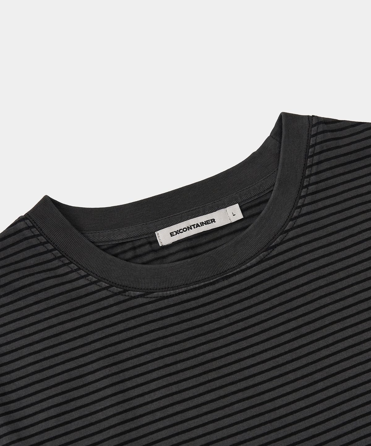 엑스컨테이너(EXCONTAINER) 피그먼트 다이드 스트라이프 하프 티셔츠 (CHACOAL)