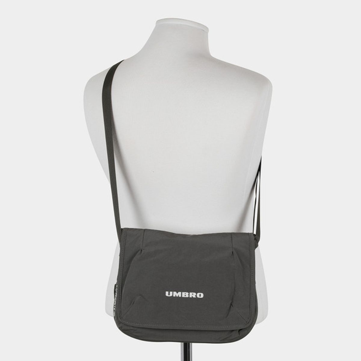 엄브로(UMBRO) 익스펜드라이트 V1 크로스백 차콜(UQ323CBG90)