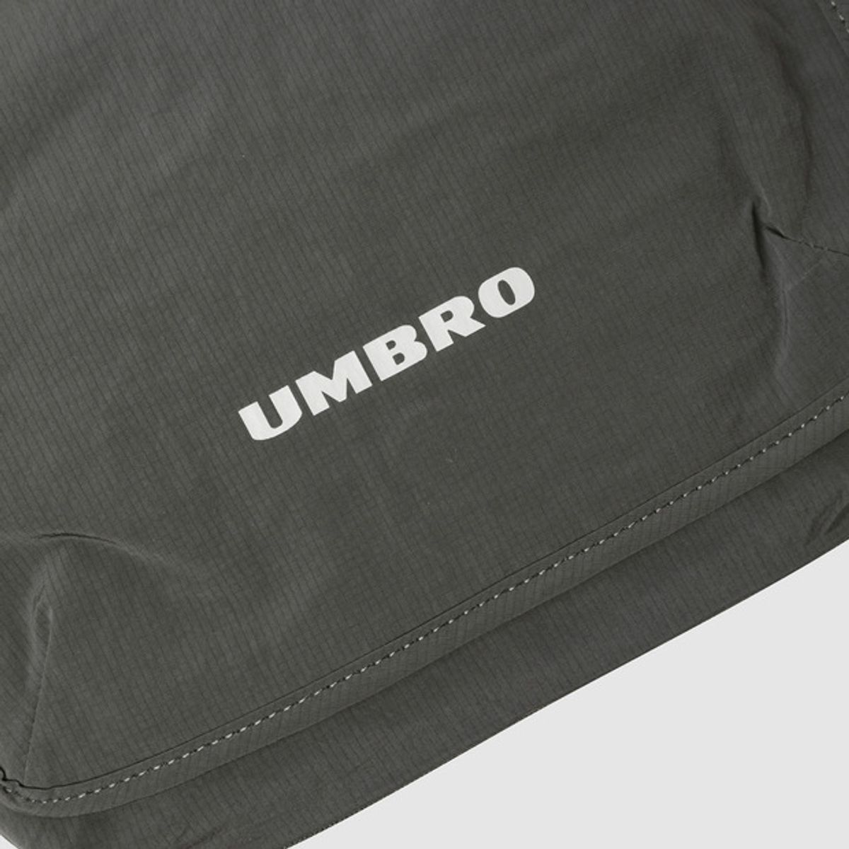 엄브로(UMBRO) 익스펜드라이트 V1 크로스백 차콜(UQ323CBG90)