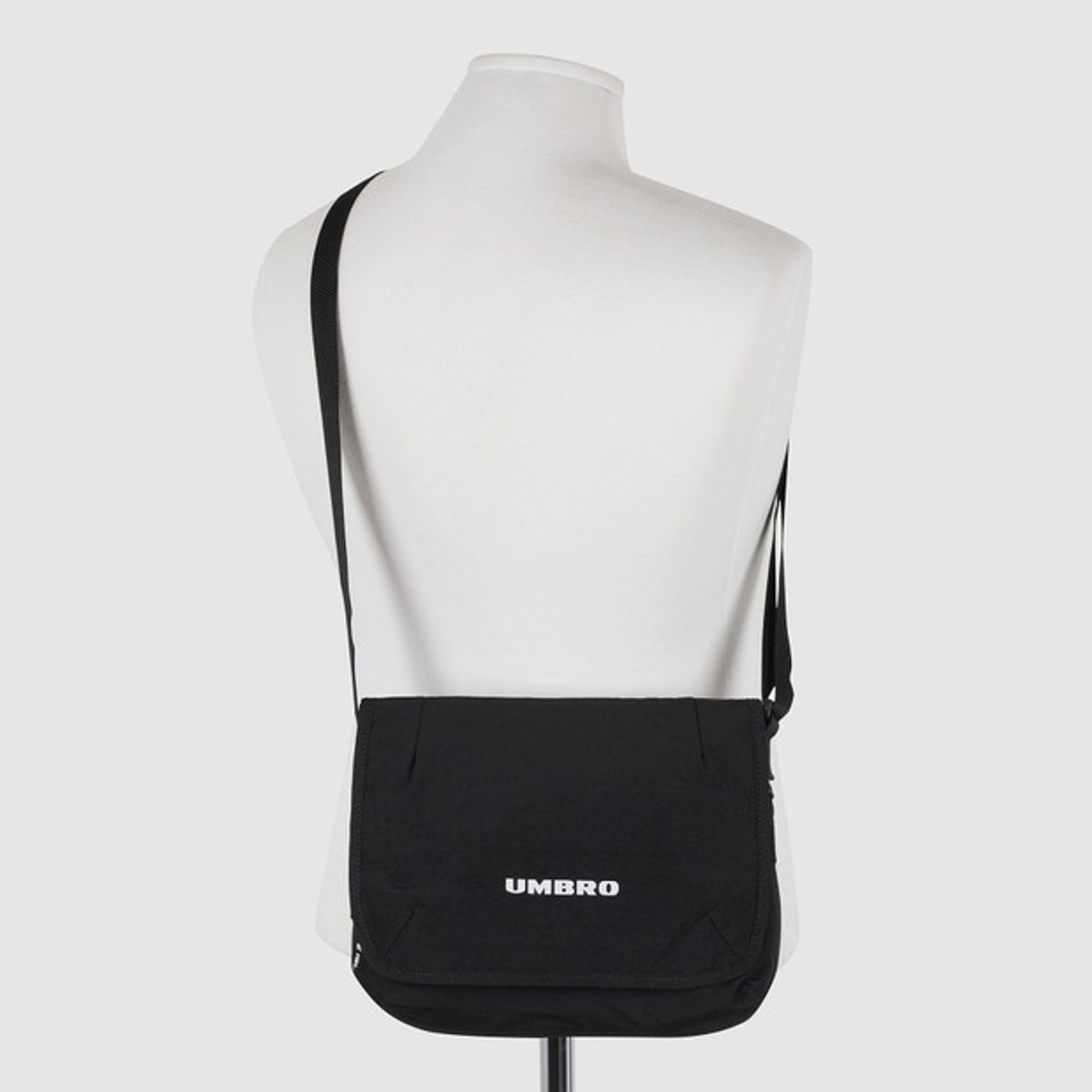 엄브로(UMBRO) 익스펜드라이트 V1 크로스백 블랙(UQ323CBG90)