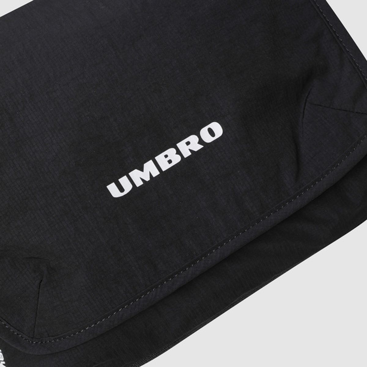 엄브로(UMBRO) 익스펜드라이트 V1 크로스백 블랙(UQ323CBG90)