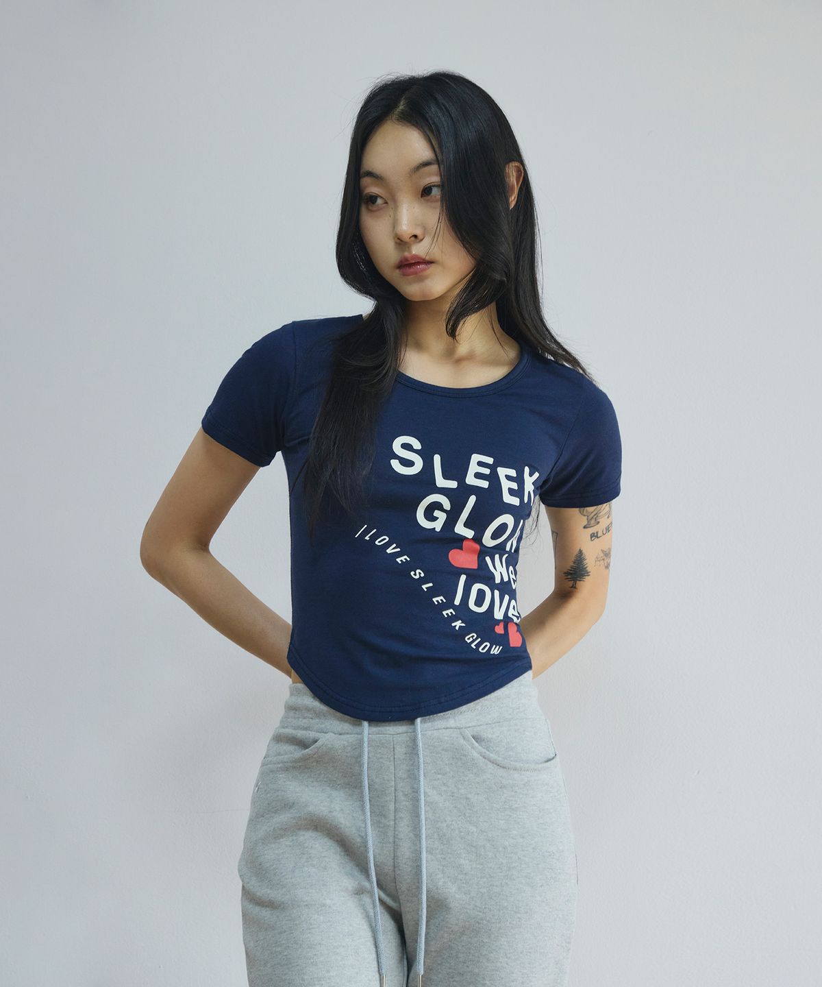 슬릭글로우(SLEEKGLOW) 아이 러브 SLGW 크롭 티셔츠[네이비]
