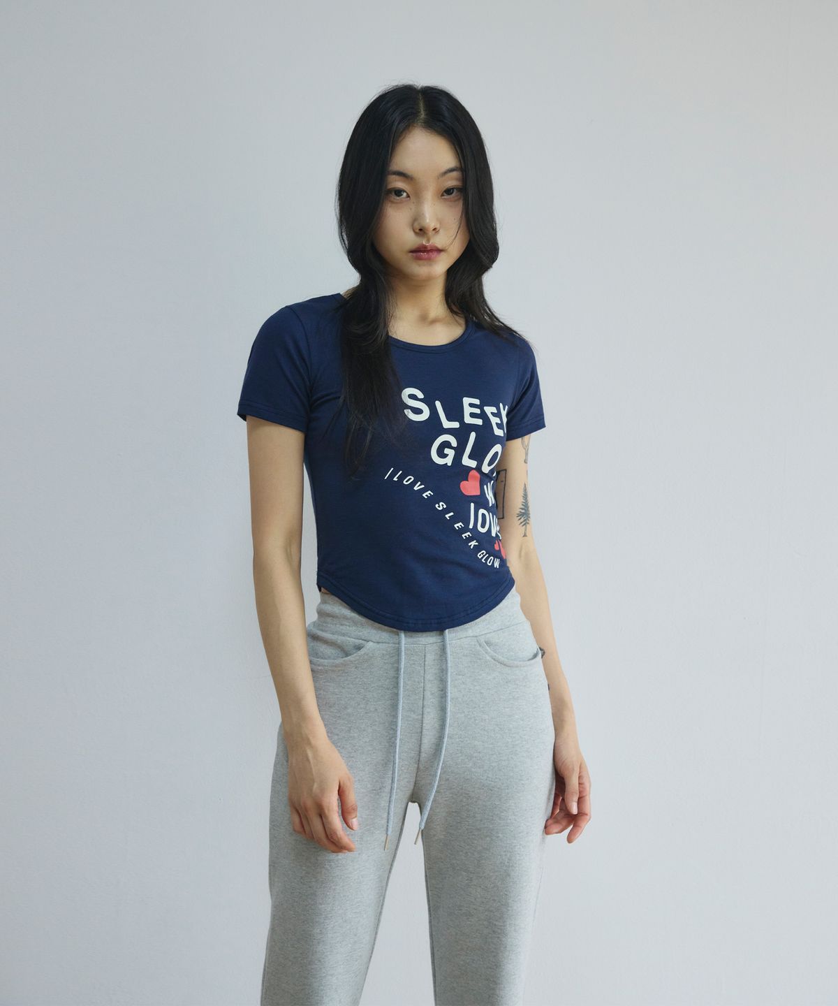 슬릭글로우(SLEEKGLOW) 아이 러브 SLGW 크롭 티셔츠[네이비]