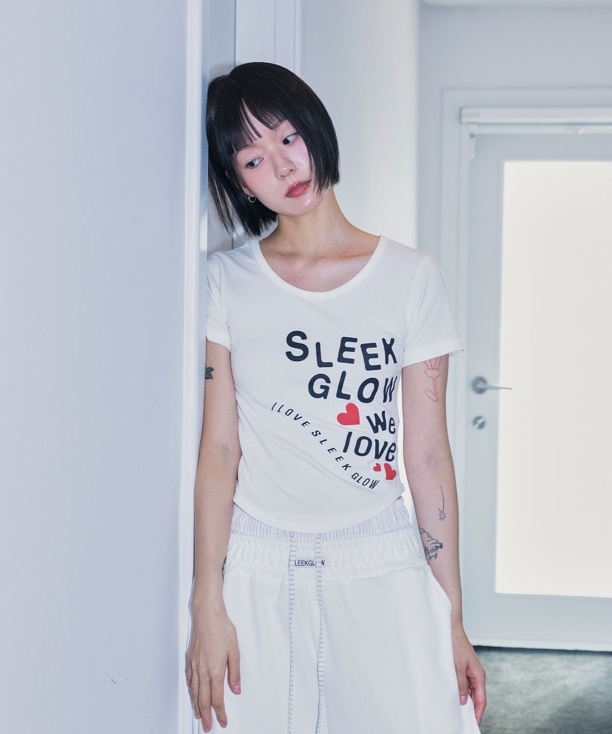 슬릭글로우(SLEEKGLOW) 아이 러브 SLGW 크롭 티셔츠[화이트]