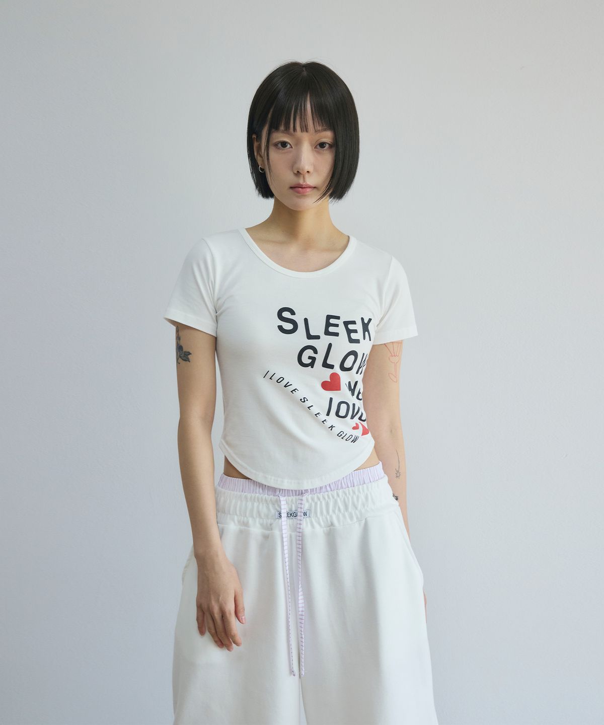 슬릭글로우(SLEEKGLOW) 아이 러브 SLGW 크롭 티셔츠[화이트]