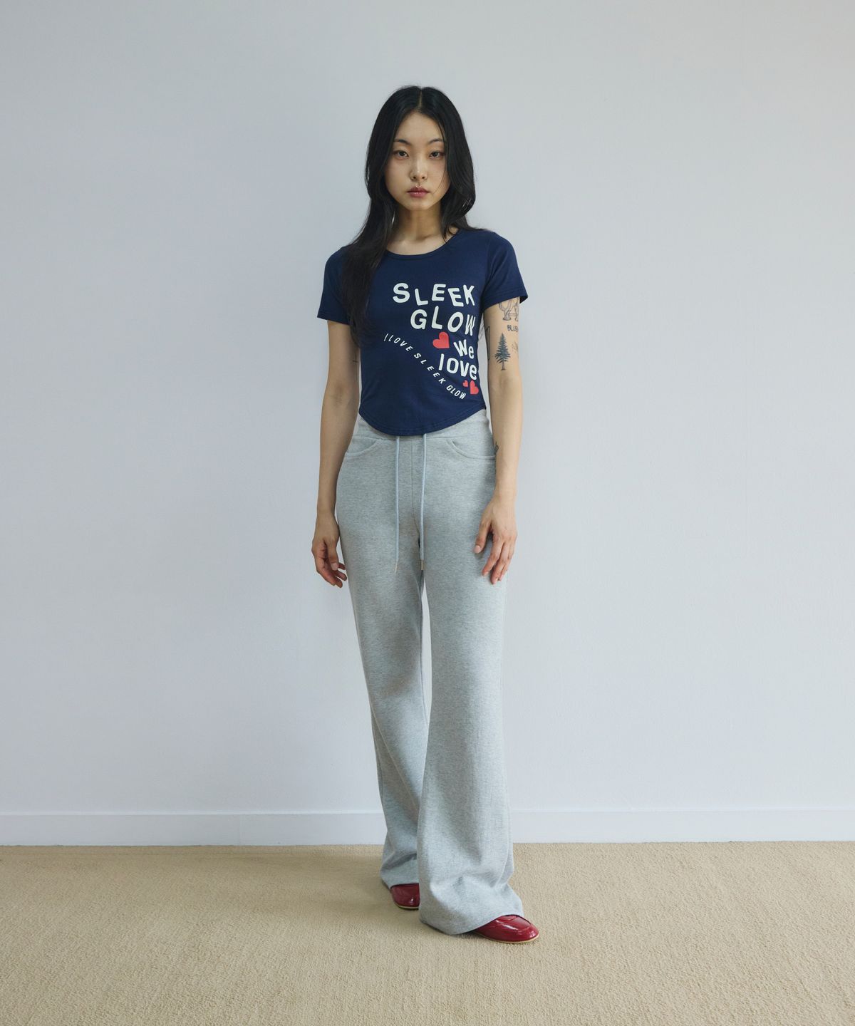 슬릭글로우(SLEEKGLOW) 부츠컷 로고 트레이닝 팬츠[그레이]