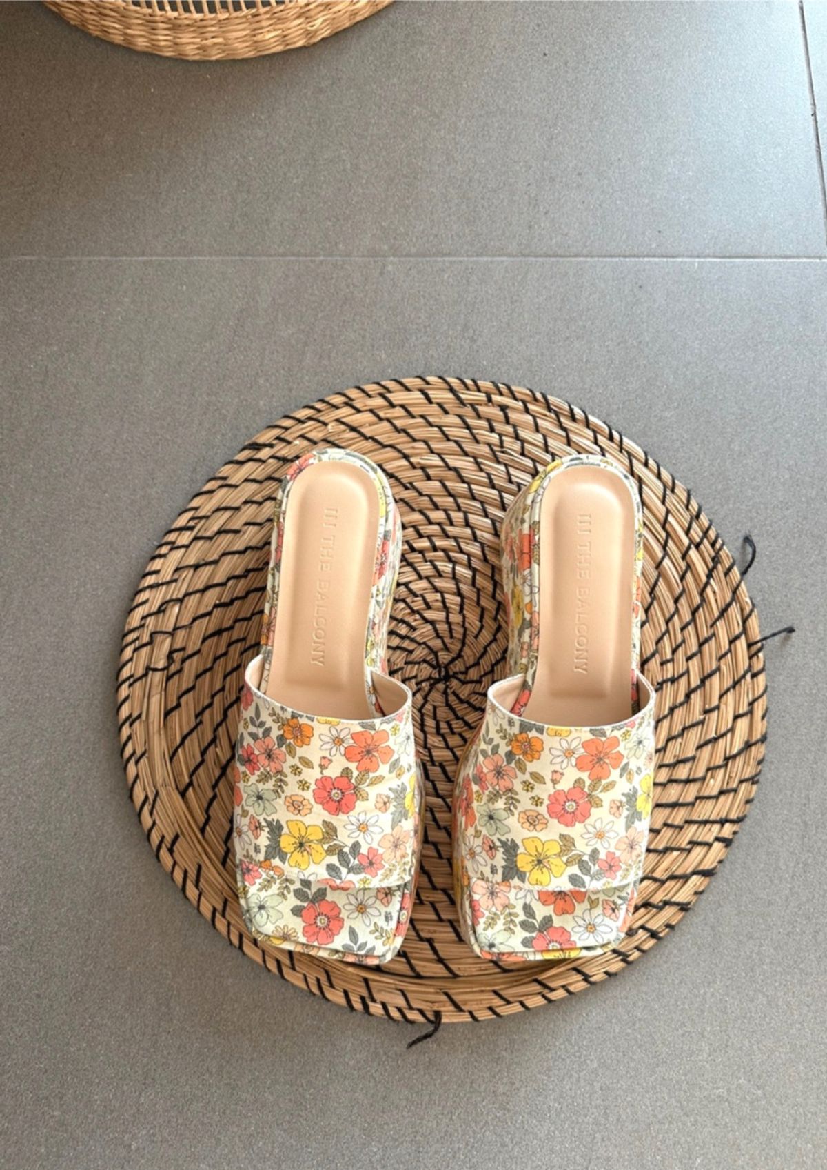 인더발코니(IN THE BALCONY) 블러썸 버즈 플랫폼 샌들 슬리퍼 5.5cm
