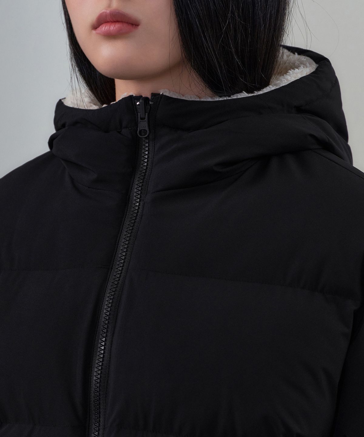 무신사 스탠다드 우먼(MUSINSA STANDARD WOMAN) 우먼즈 데일리 푸퍼 리버서블 플리스 후디드 숏 패딩 재킷 [블랙/크림]