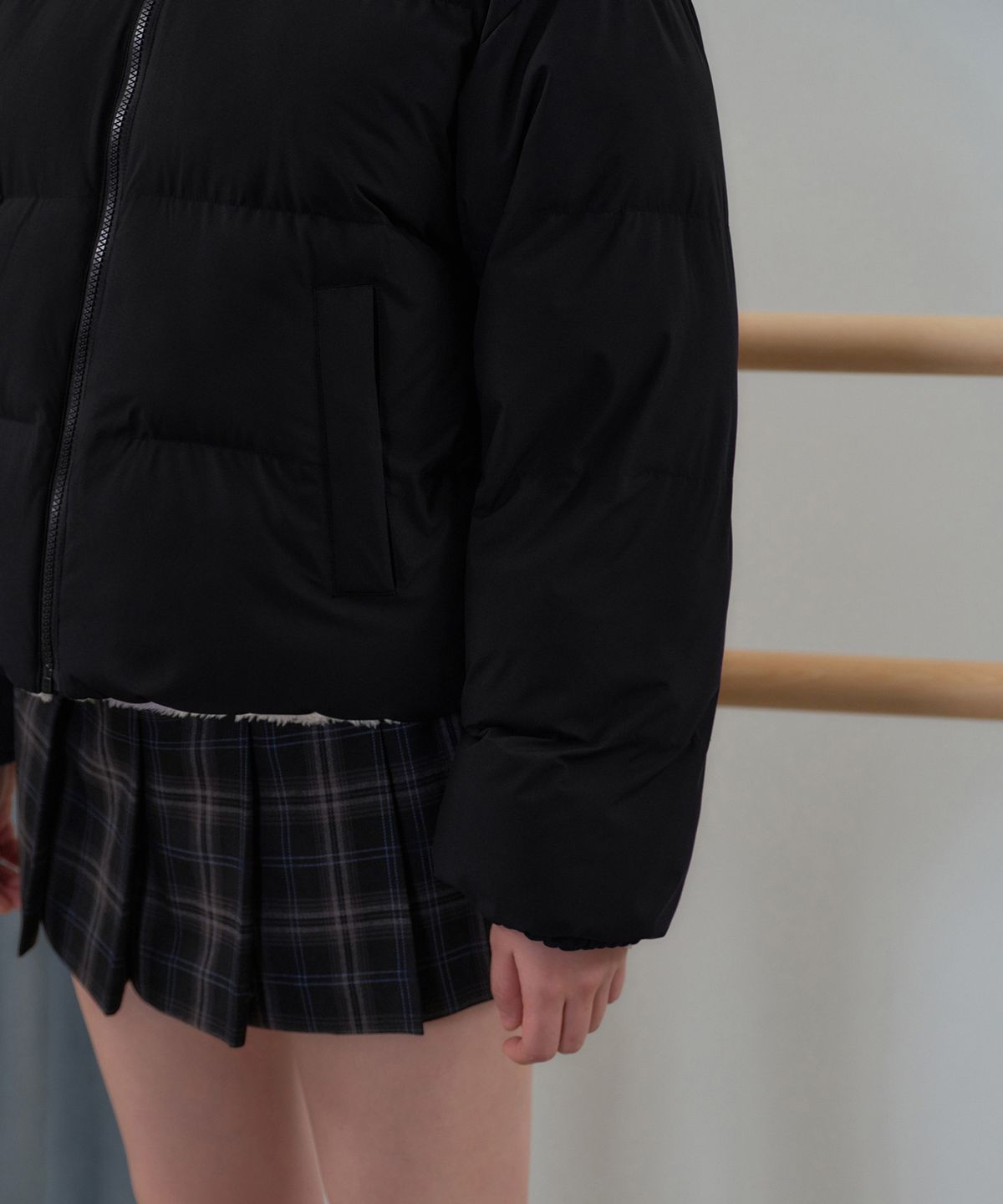 무신사 스탠다드 우먼(MUSINSA STANDARD WOMAN) 우먼즈 데일리 푸퍼 리버서블 플리스 후디드 숏 패딩 재킷 [블랙/크림]