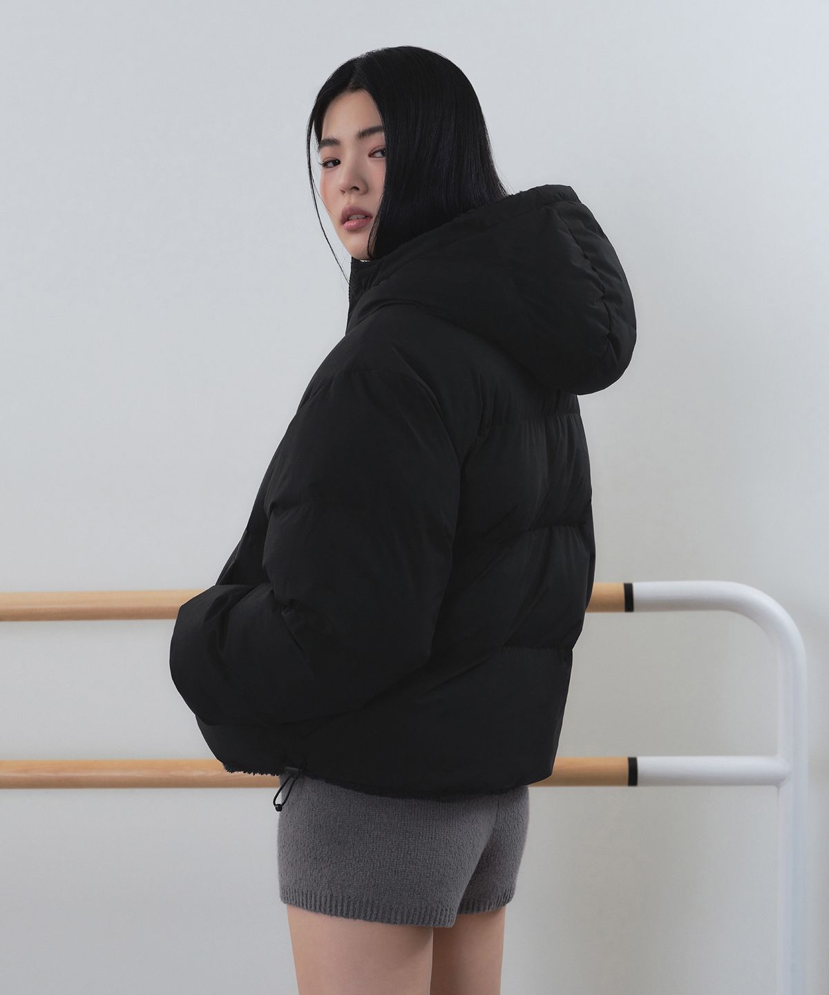 무신사 스탠다드 우먼(MUSINSA STANDARD WOMAN) 우먼즈 데일리 푸퍼 리버서블 플리스 후디드 숏 패딩 재킷 [블랙/블랙]