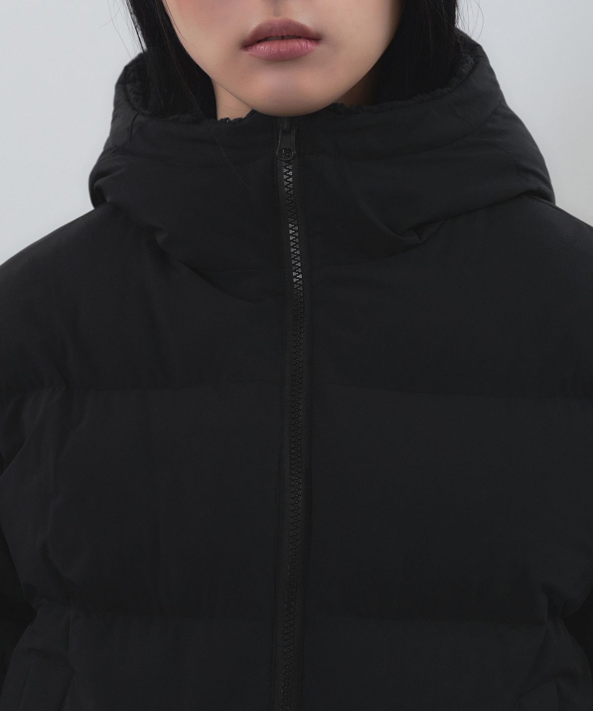 무신사 스탠다드 우먼(MUSINSA STANDARD WOMAN) 우먼즈 데일리 푸퍼 리버서블 플리스 후디드 숏 패딩 재킷 [블랙/블랙]