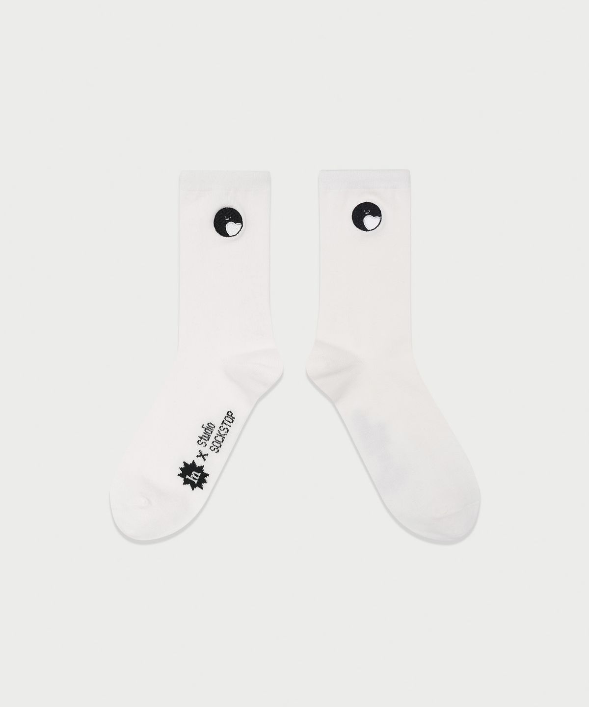 스튜디오 싹스탑(STUDIO SOCKSTOP) 싹스탑X헤일메리 명왕성 자수양말 화이트