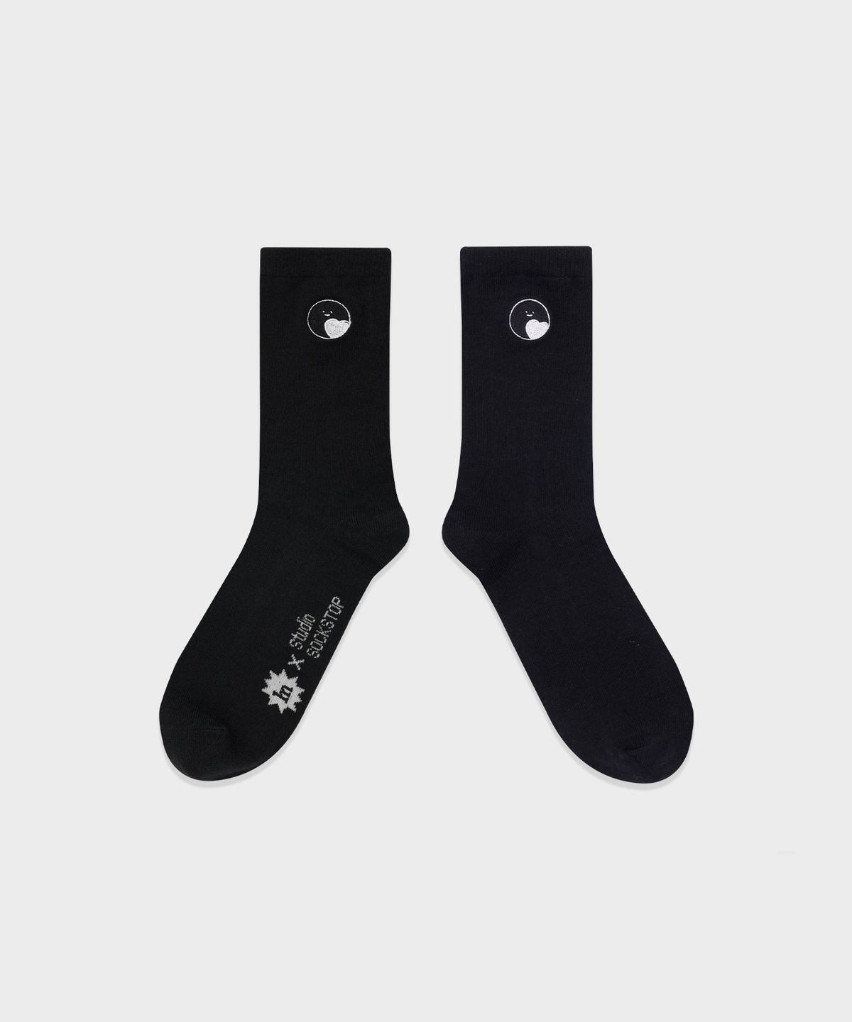 스튜디오 싹스탑(STUDIO SOCKSTOP) 싹스탑X헤일메리 명왕성 자수양말 화이트