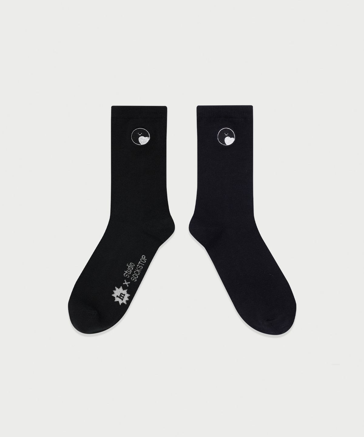 스튜디오 싹스탑(STUDIO SOCKSTOP) 싹스탑X헤일메리 명왕성 자수양말 블랙