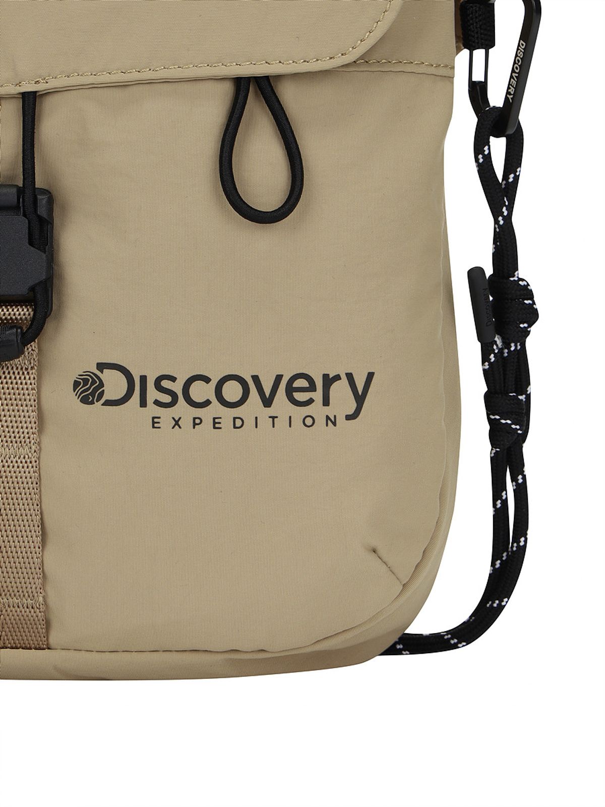디스커버리 익스페디션(DISCOVERY EXPEDITION) 리프트 로프스트랩 플랩 크로스백 (CAMEL)