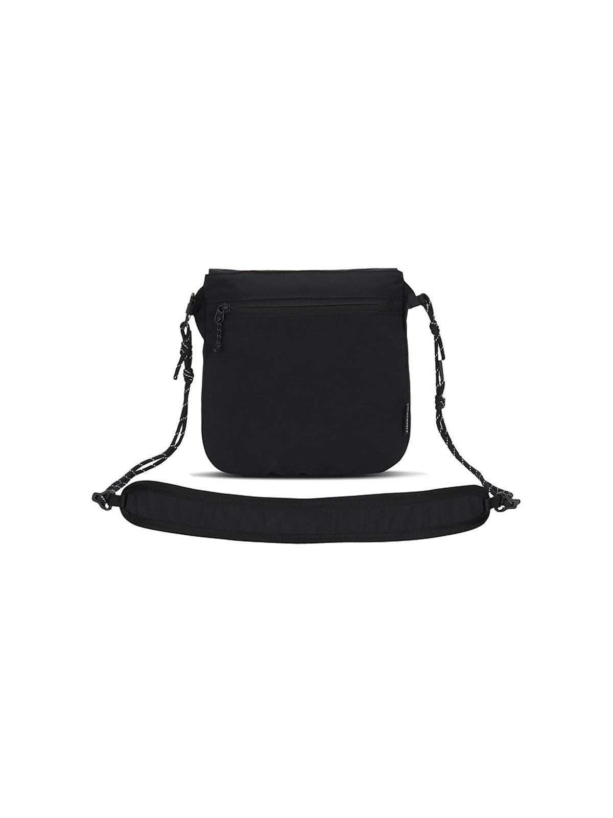 디스커버리 익스페디션(DISCOVERY EXPEDITION) 리프트 로프스트랩 플랩 크로스백 (BLACK)
