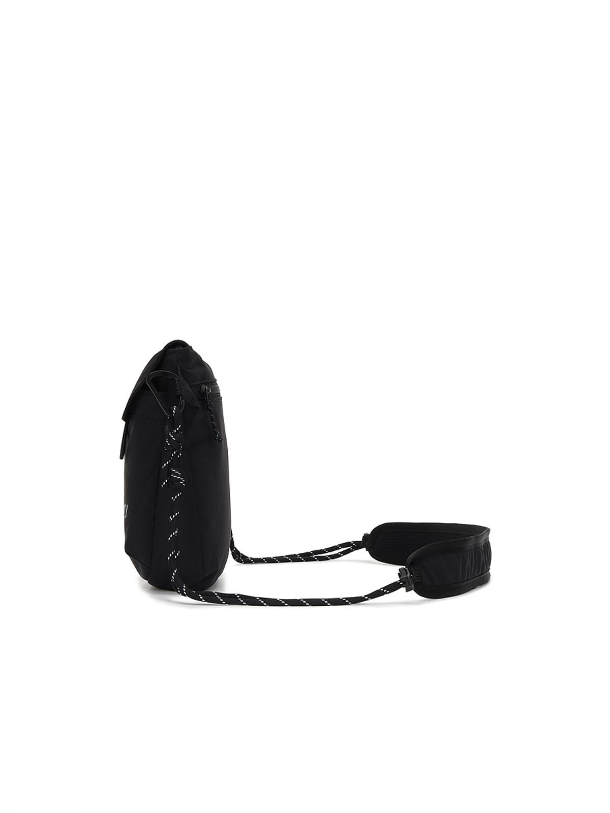 디스커버리 익스페디션(DISCOVERY EXPEDITION) 리프트 로프스트랩 플랩 크로스백 (BLACK)
