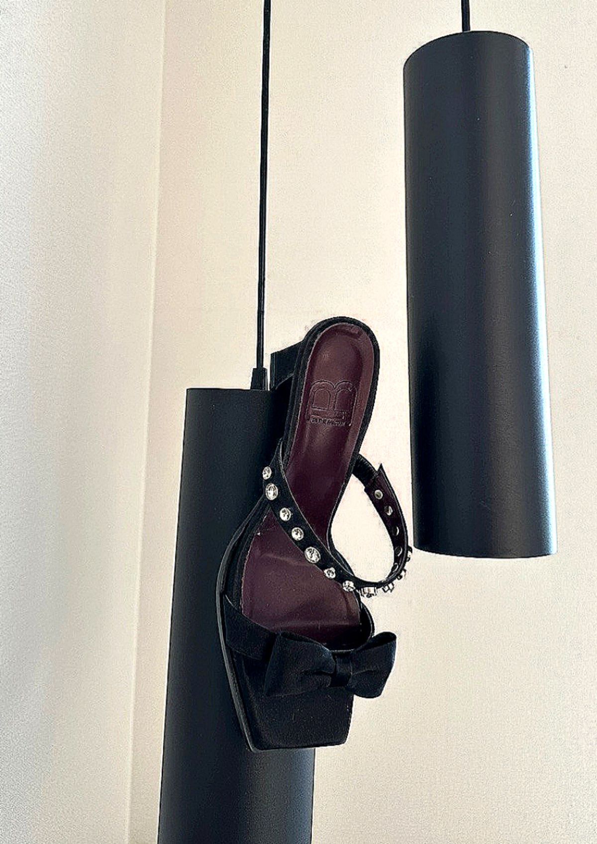인더발코니(IN THE BALCONY) 보그 블랙 스톤 큐빅 스트랩 리본 슬리퍼 6cm