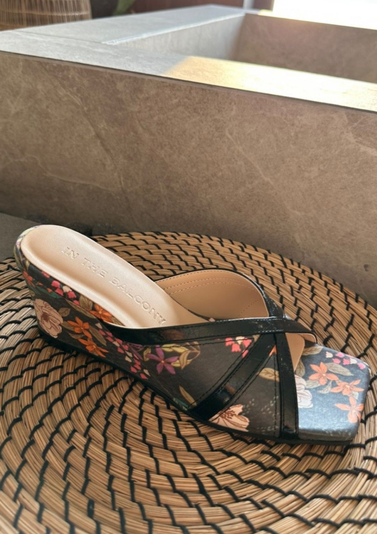 인더발코니(IN THE BALCONY) 글로우 가쉬 오픈 스퀘어 웨지힐 통굽 샌들 힐 펌프스 6.5cm
