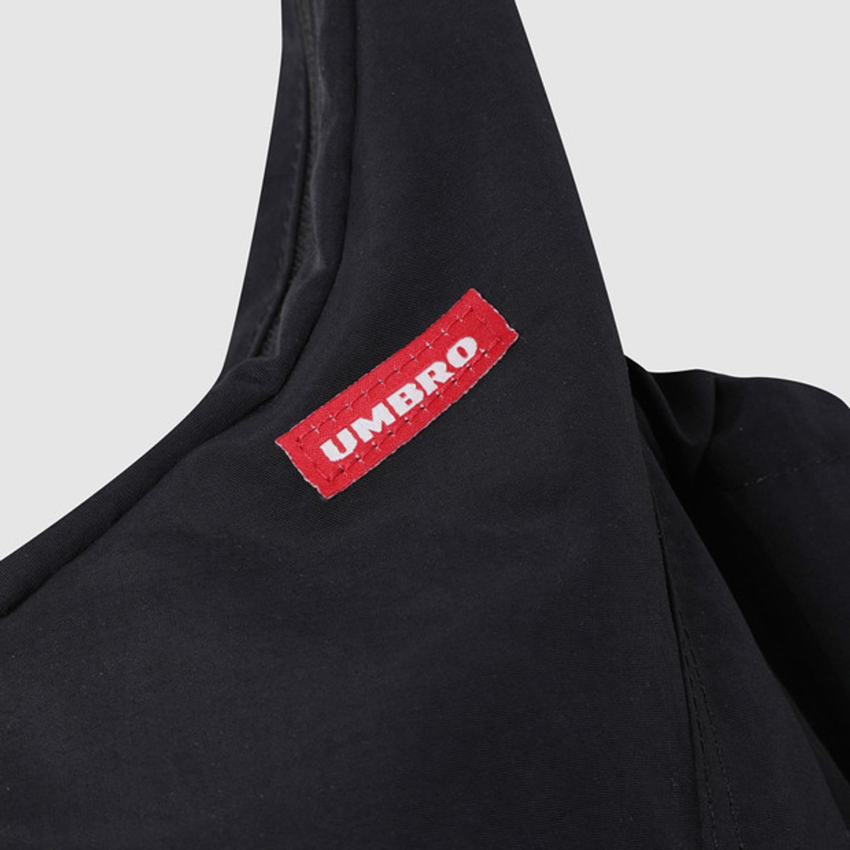 엄브로(UMBRO) 슬랜트 호보 크로스백 블랙(UQ323CBG93)
