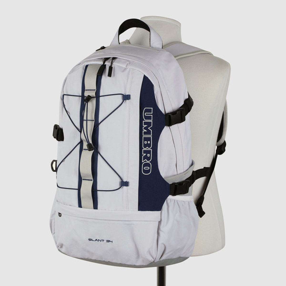 엄브로(UMBRO) 슬랜트 백팩 라이트 그레이(UQ323CBP93)